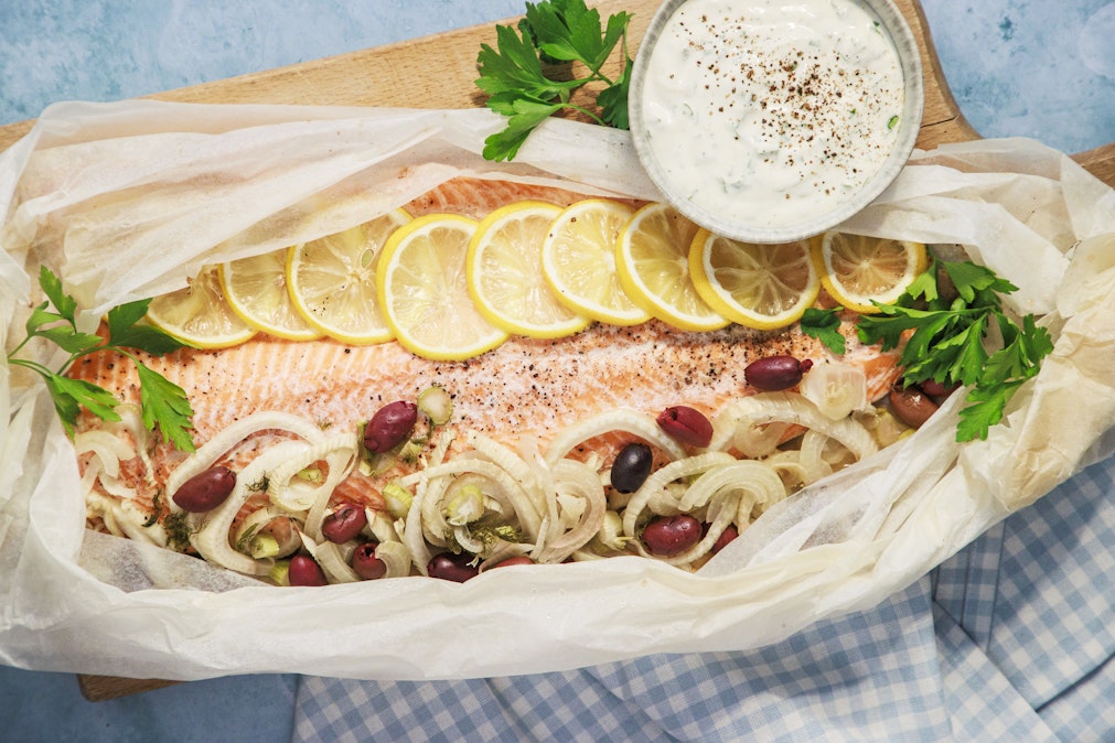 Paperikääre kypsentää kalan hellävaraisesti. Kasvikset, sitruuna ja simppeli kermaviilikastike sointuvat kalan kavereina.