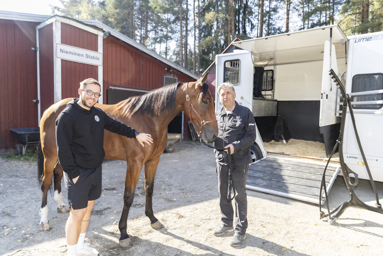 Juha Puhtimäki on hakenut ravioppia muun muassa huippuvalmentaja Markku Niemisen tallilla.