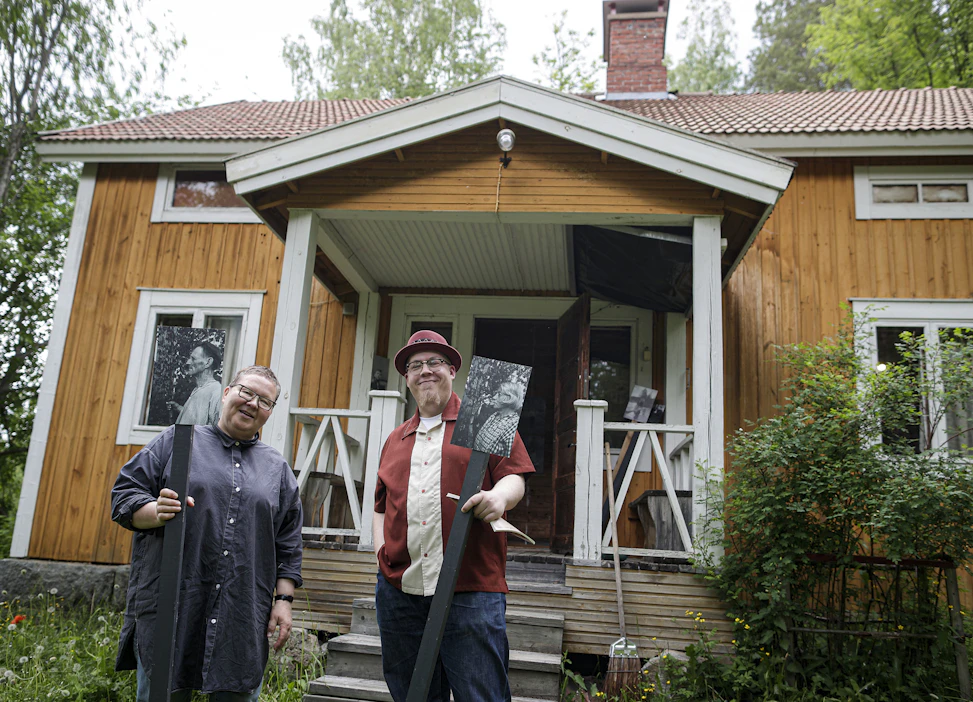 Kirjailija Harri Tapperin tytär, kuvanveistäjä Kirsi Tapper toimii Juholan kesäoppaana. Museotyöntekijä Janne Timperi on mukana Saarijärven museolta, joka vastaa paikan näyttelytoiminnasta ja aineistokokoelmasta.