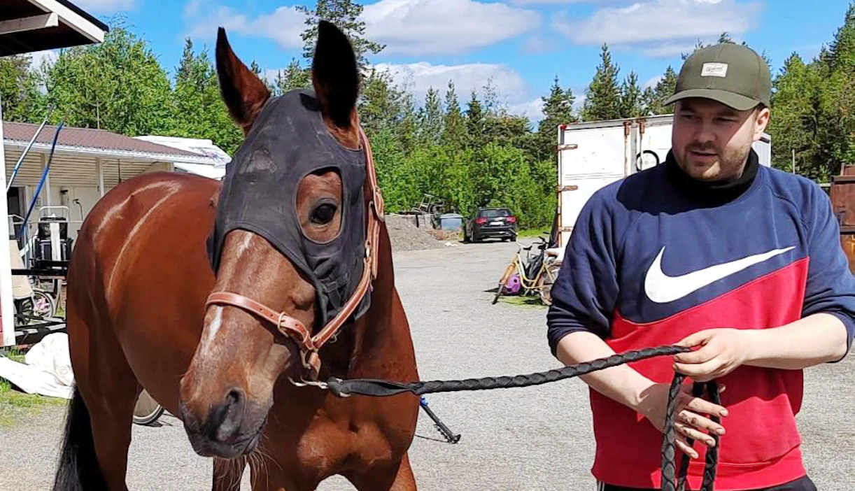 Rovaniemen uusi ratamestari Juho Oikarainen on myös aktiiviraviurheilija. Kuvassa hänen kanssaan Kivarin Salsa, jota Oikarainen valmentaa yhdessä isänsä Rainer Oikaraisen kanssa.