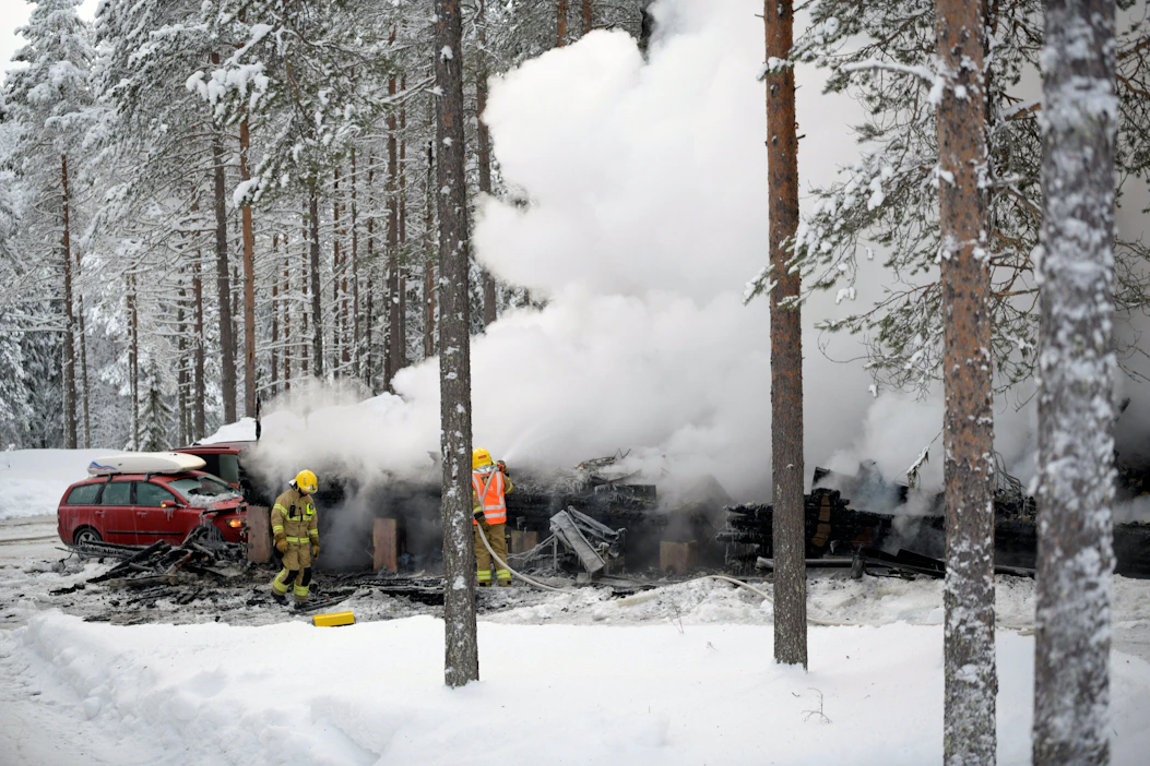 Otkesin mukaan tulipalo syttyi muovisesta tuhkalaatikosta. Palo ehti levitä pitkälle ennen kuin se havaittiin. LEHTIKUVA / Stringer.