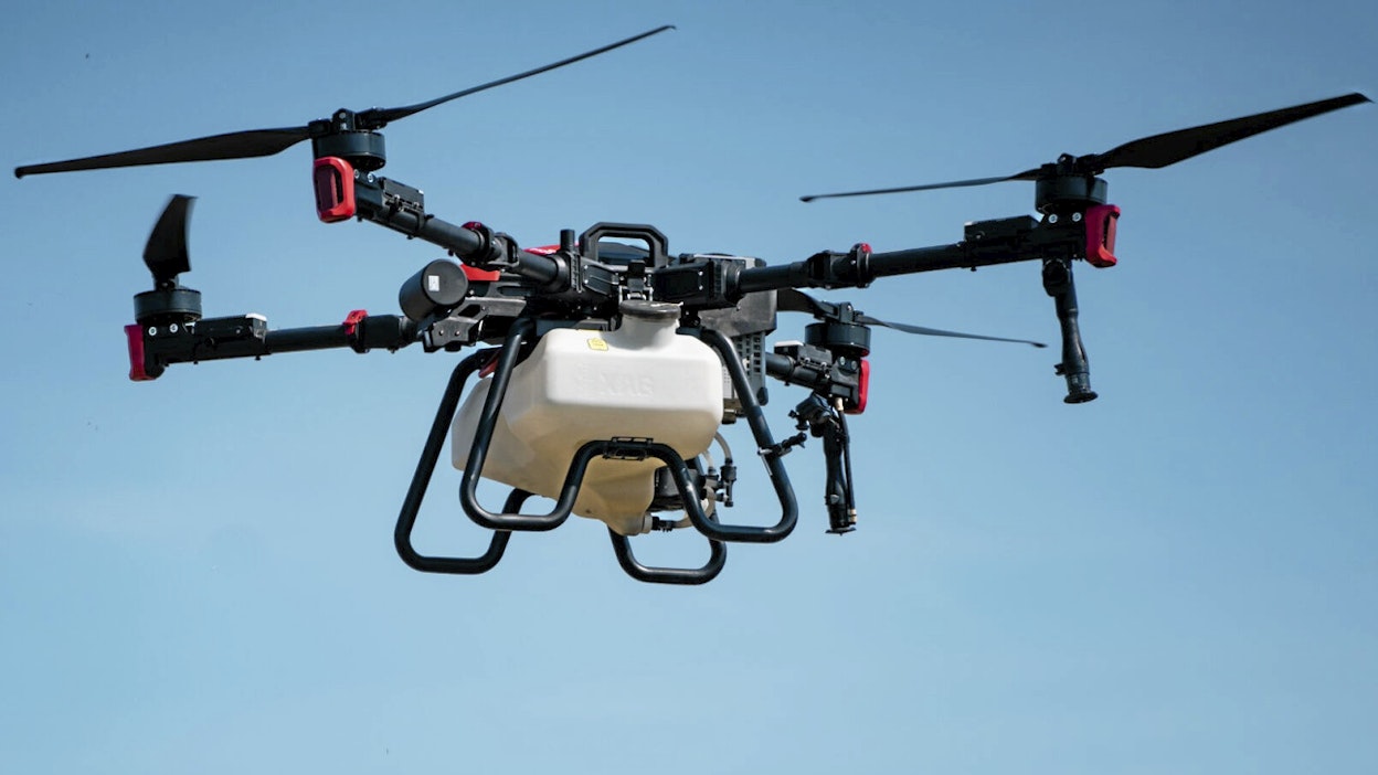 Maatalousdrooni tositoimissa. Kuvituskuva.