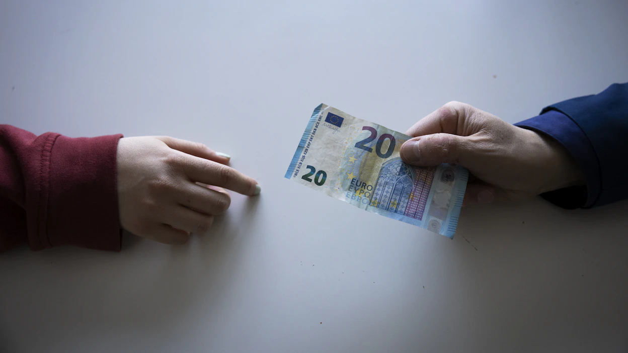 MT:n toimittaja toivoo kolumnissaan perinteisiä maalaispankkipalveluita. Kuvituskuva rahasta.