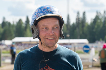 Tero Pohjolainen operoi nuoren hevosmateriaalin parissa Sipoossa. Tallin kolmevuotias Bradley Express säväytti perjantai-iltana suuresti.