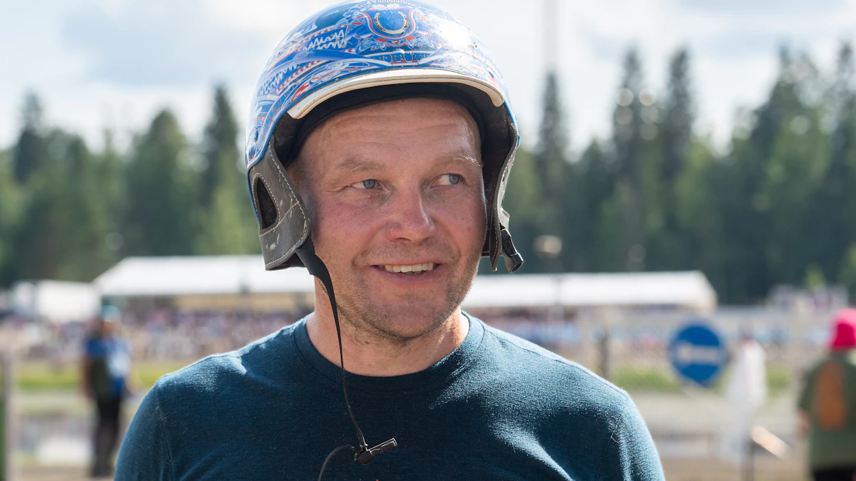 Tero Pohjolainen operoi nuoren hevosmateriaalin parissa Sipoossa. Tallin kolmevuotias Bradley Express säväytti perjantai-iltana suuresti.