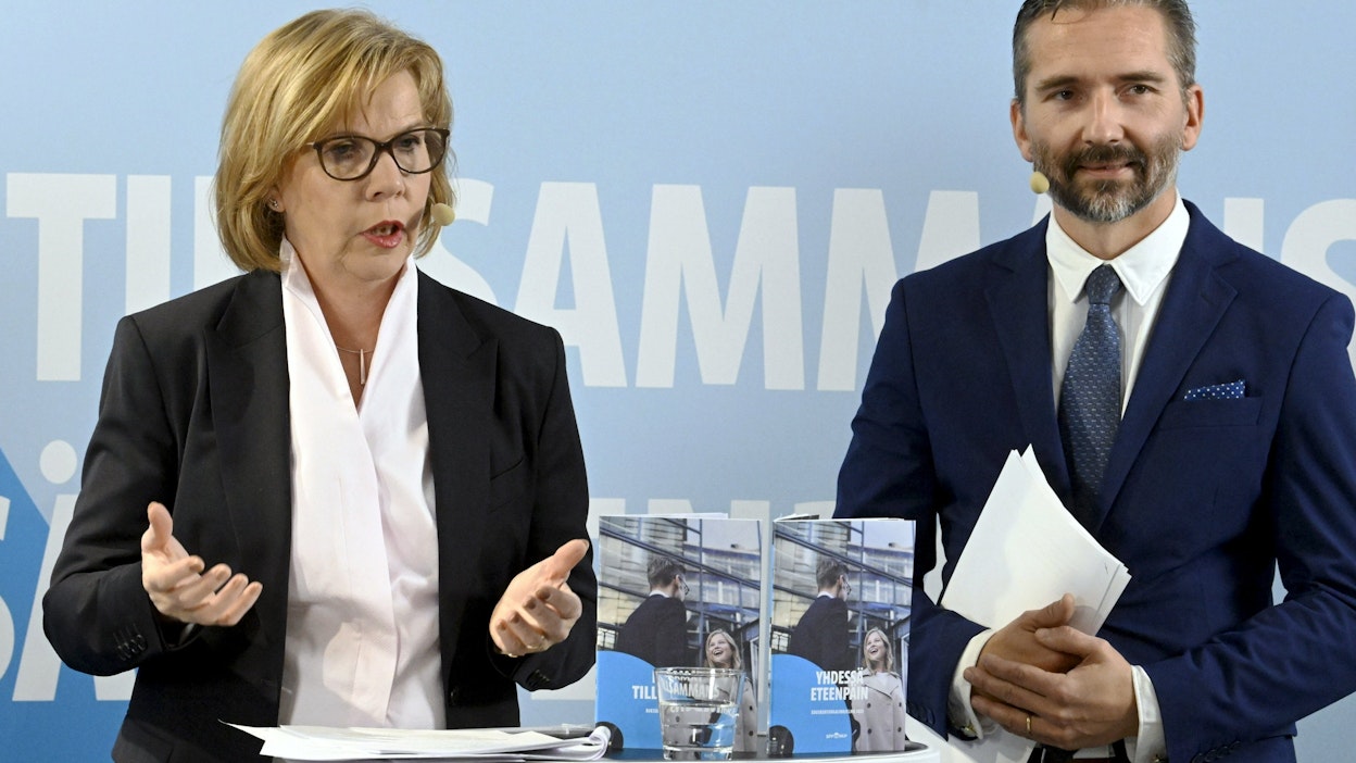 RKP:n puheenjohtaja Anna-Maja Henriksson ja puoluesihteeri Fredrik Guseff esittelivät puolueen eduskuntavaaliohjelman Helsingissä. LEHTIKUVA / JUSSI NUKARI.
