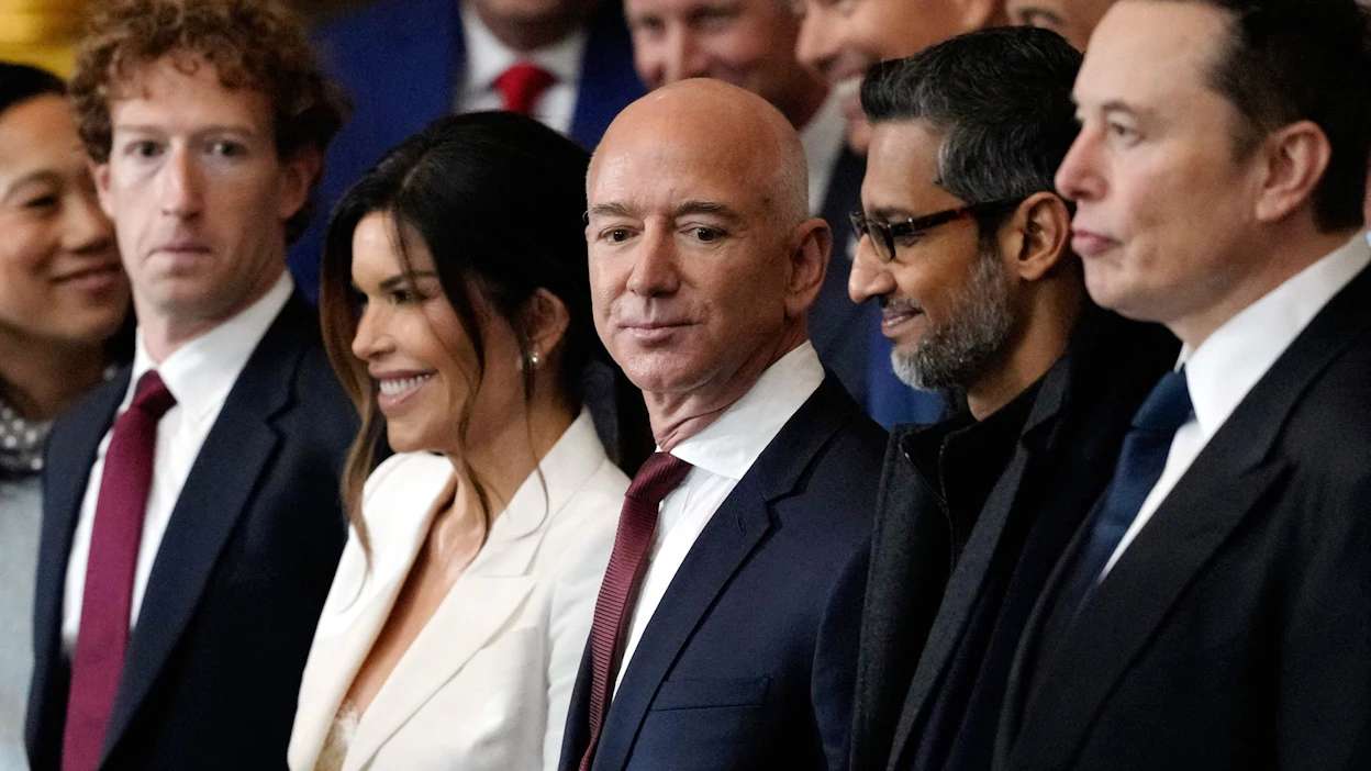 Metan toimitusjohtaja Mark Zuckerberg (kuvassa vasemmalla) on pyrkinyt lähentymään presidentti Donald Trumpin kanssa. Zuckerberg osallistui Trumpin virkaanastujaisiin muiden teknologiamoguleiden kanssa. LEHTIKUVA/AFP.