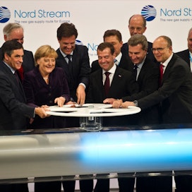 Saksan Venäjä-myötäilyn pääarkkitehdit, entinen liittokansleri Gerhard Schröder (ens. vas.) sekä silloinen liittokansleri Angela Merkel avasivat vuonna 2011 yhdessä silloisen Venäjän presidentin ja nykyisen turvallisuusneuvoston puheenjohtajan Dmitri Medvedevin (Merkelistä toinen oik.) kanssa Nord Stream 1 -kaasuputken, joka lisäsi merkittävästi Saksan ja koko Euroopan Venäjä-riippuvuutta.