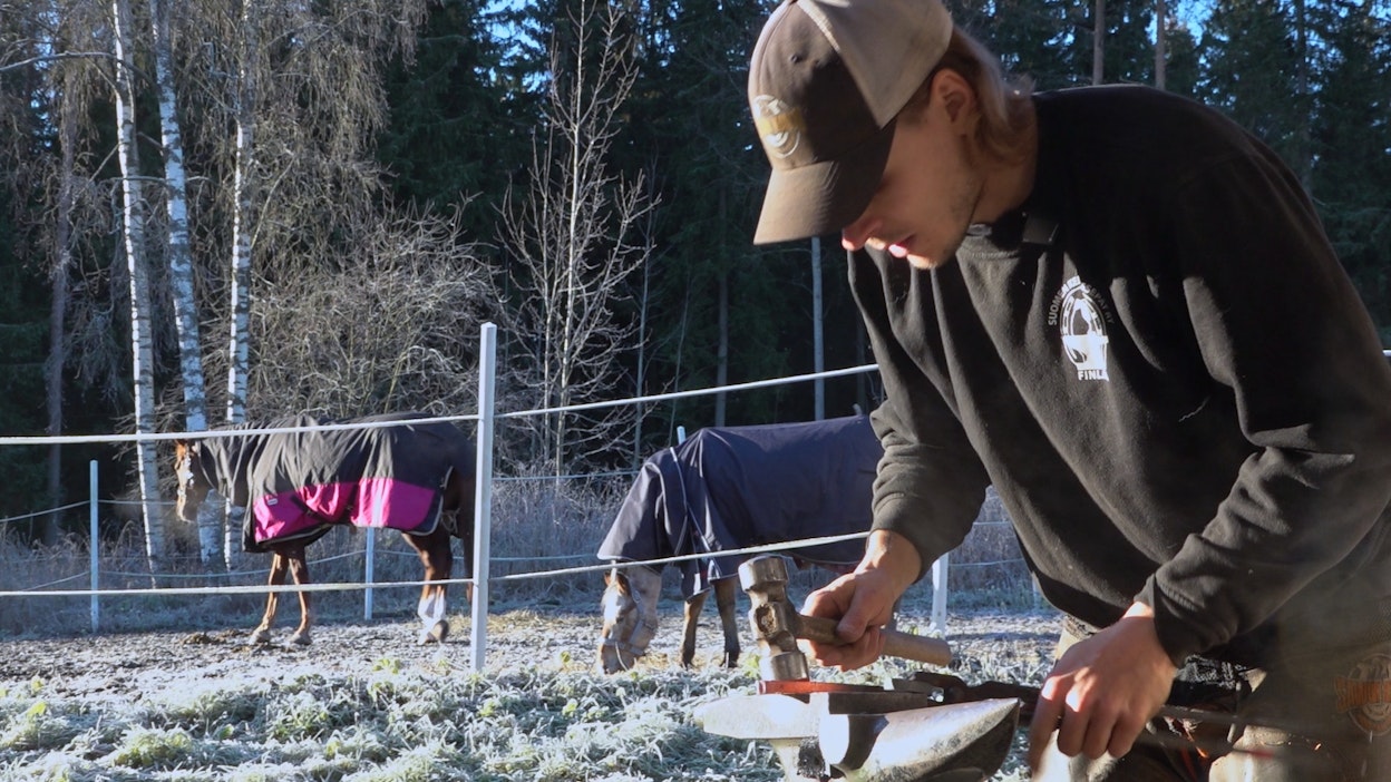 Teemu Pääkkösen mielestä kuumakengityksellä on monia eri hyötyjä hevoselle, mutta myös kengittäjälle itselleen.