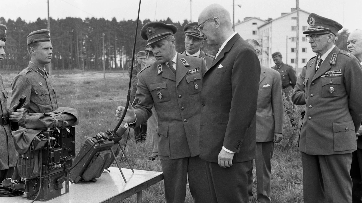 60-luku oli Kekkosen valta-aikaa. Presidentti Urho Kekkonen Oulun varuskunnassa 12.6.1961. Majuri E. Kiira esittelee Panu-radioita. Oik. puolustusvoimain komentaja, jalkaväenkenraali S. Simelius.