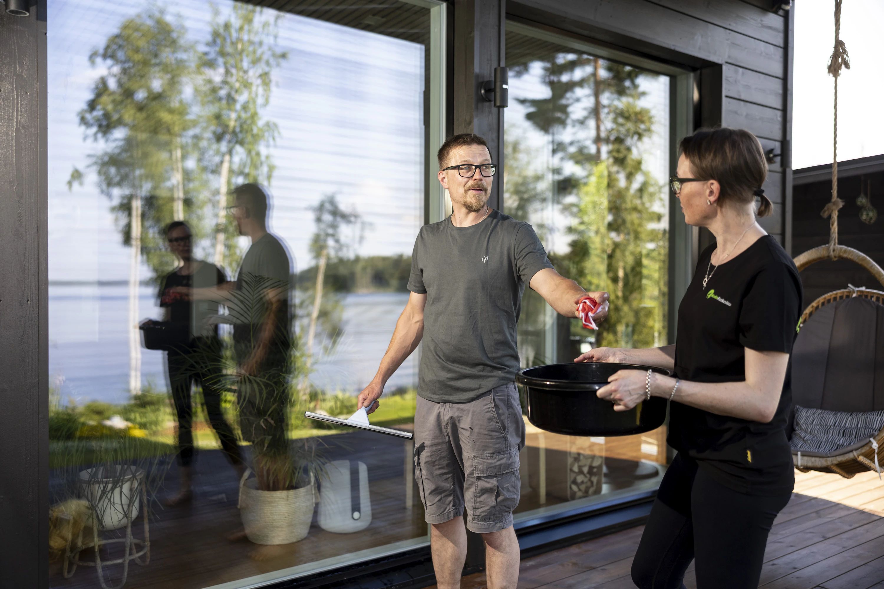 Harri Toivanen työskentelee rakennusalalla ja on itse rakentanut perheen huvilan.