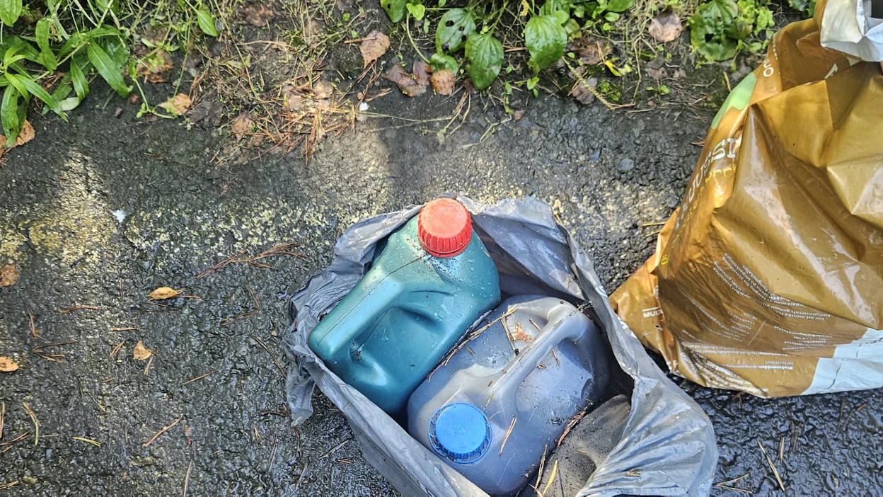 Liesjärven kansallispuiston Kirkkolamminkankaan pysäköintialueelta tarttui ylimääräisellä huoltokäynnillä mukaan jopa 300 litraa jätettä ja pari peräkärryllistä omenoita. Kerätty jäte sisälsi myös jäteöljypurkkeja.