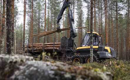 Koneyrittäjien suurena huolena on pula ammattitaitoisista työntekijöistä ja nuorten vähäinen hakeutuminen puunkorjuu- ja maarakennusalalle.