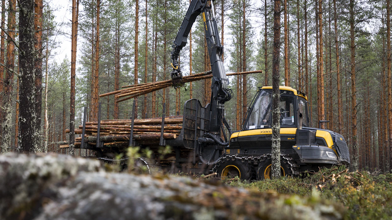 Koneyrittäjien suurena huolena on pula ammattitaitoisista työntekijöistä ja nuorten vähäinen hakeutuminen puunkorjuu- ja maarakennusalalle.
