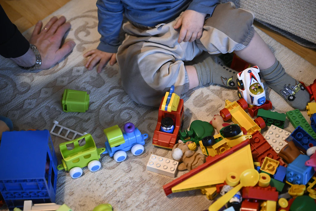Vanhempainpäivärahakautta voisi pidentää muutaman kuukauden lisäjaksolla kummallekin vanhemmalle, ehdottaa STM:n tilaama selvitys. ANTTI AIMO-KOIVISTO / LEHTIKUVA.
