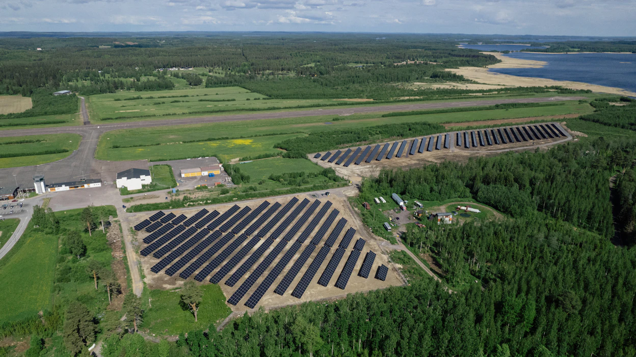 Vuokratulo, joka tulee energiantuotantoonkin vuokratusta pellosta tai metsästä on nyt henkilökohtaista pääomatuloa. Kuvassa on Ilmatar Oy:n Joroisten aurinkopuisto.