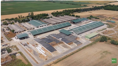 Unkarilaisen maitotilan mittasuhteet ovat vaikuttaneet katsojat. 