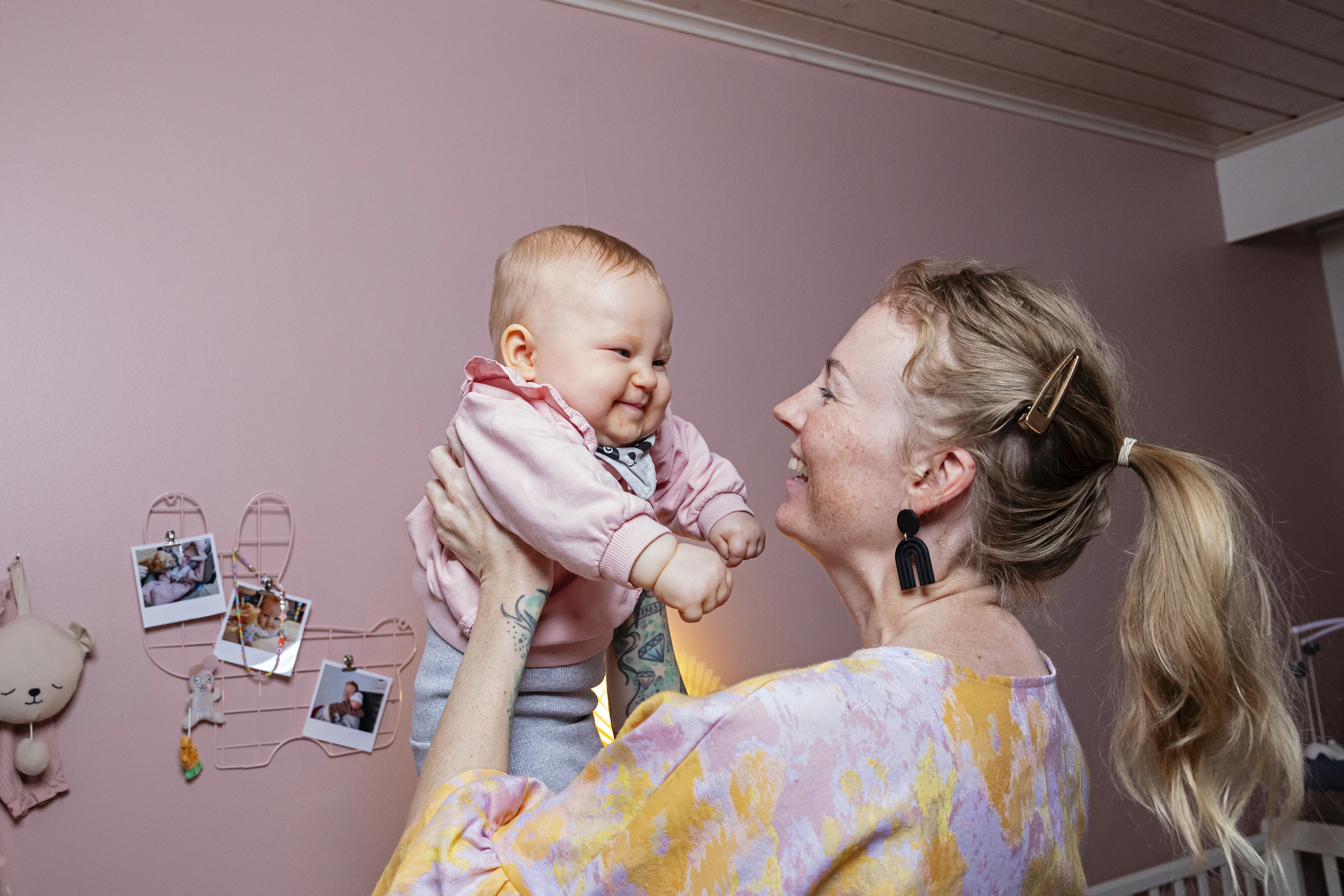 Pian yksivuotias Aava konttaa kovaa vauhtia, seisoo hetkittäin ilman tukea ja ottaa sivuharppauksia sohvaa vasten nojaten. ”Jos vauvasta voi sanoa, että hän on hyvin huumorintajuinen, niin Aava kyllä on. Se on ihana piirre”, äiti Heidi Kurikkala sanoo.