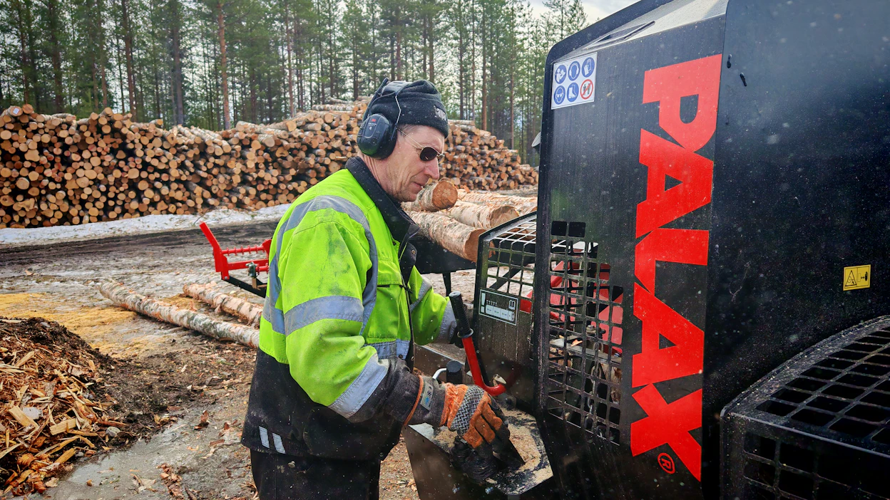 ”Kaikki puut menevät, mitä ehdimme tekemään ja varmaan niitä menisi enemmänkin”, rovaniemeläinen yrittäjä Jouni Lehtinen kertoo.