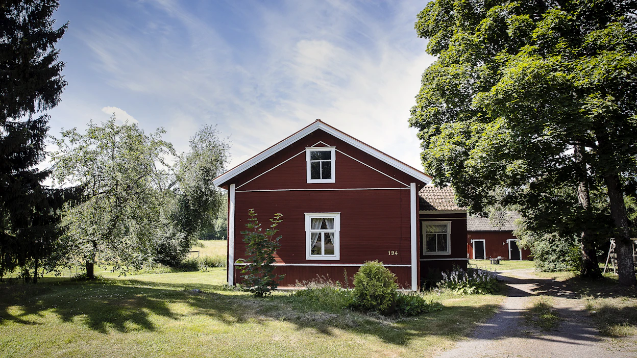 Isot pihapuut sitovat rakennukset ympäröivään maisemaan. Ne luovat viilentävää varjoa helteellä ja vaimentavat talven tuulia.