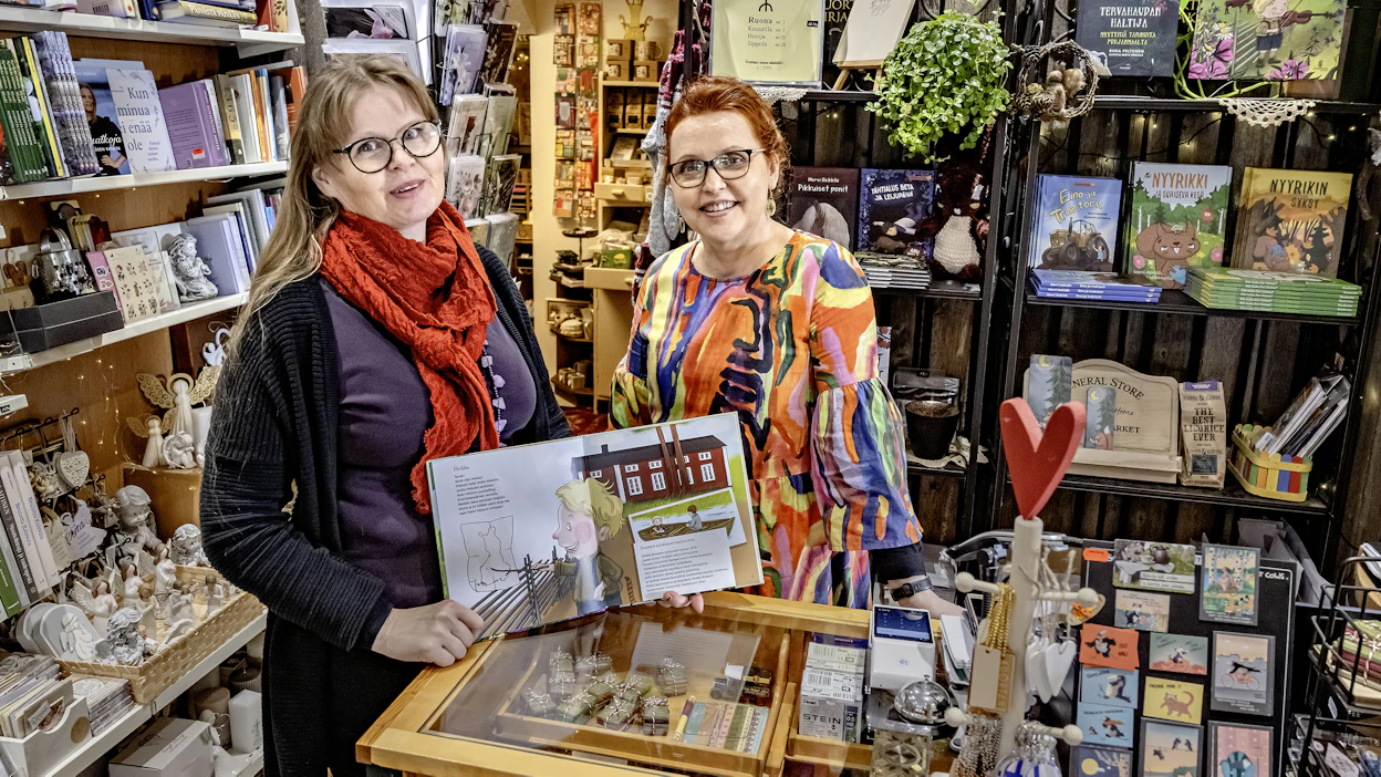 Kirjailija Mervi Heikkilä (vas) ja kirjakauppias Kristiina Vainiola ovat myös yhdessä kustantajia. Kirjailija Mervi Heikkilän ja kuvittaja Marjo Nygårdin kirja Henrikki Klemetin lapsuudesta on uusinta tuotantoa.