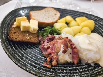 Lisukkeita lipeäkalan kanssa saa valita vapaasti.