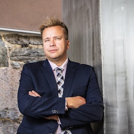 ”Ihmisten käyttäminen ikään kuin aseina kiusantekomielessä Suomelle on mielestäni ala-arvoista toimintaa”, Antti Kaikkonen (kesk.) kritisoi.