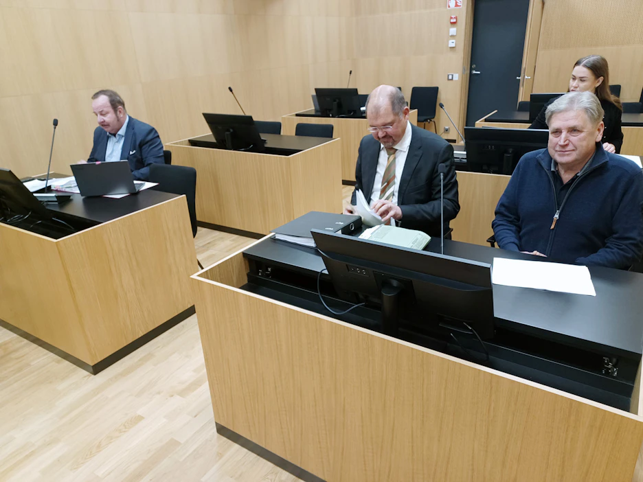 Markku Nieminen (oik.) vierellään asianajajansa Hannu Kalkas. Vasemmalla Suomen Hippoksen asianajaja Kari Eriksson.