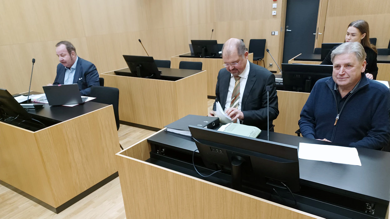 Markku Niemisen nostamaa kannetta käsiteltiin Länsi-Uudenmaan käräjäoikeudessa marraskuussa 2023. Oikealla Markku Nieminen ja hänen asianajajansa Hannu Kalkas, vasemmalla Suomen Hippoksen asianajaja Kari Eriksson.
