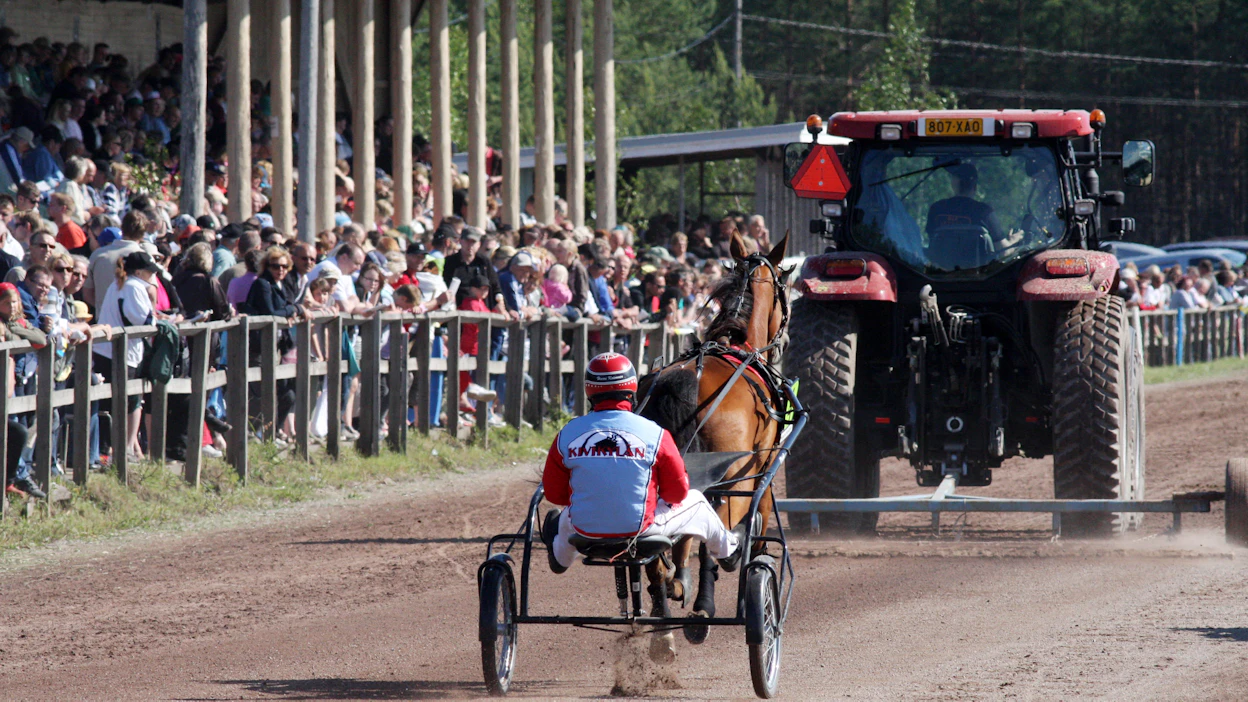 Kokemäen kesäravit ovat läntisen ravi-Suomen ikoneja. Harri Koivunen on Kokemäen ikiaikainen vakiokävijä.