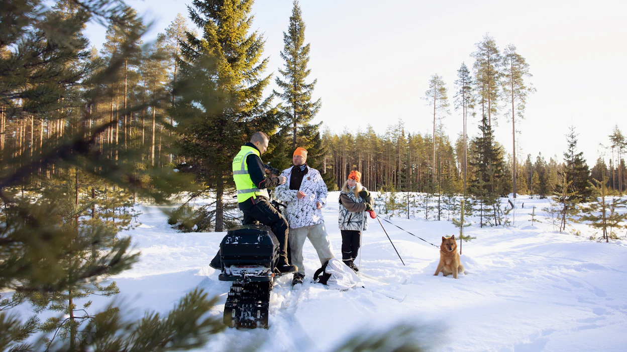 Erätarkastajat tarkastivat noin 10000 luonnossa liikkujaa vuoden aikana. Kuvassa metsästäjän aseen tarkastus.
