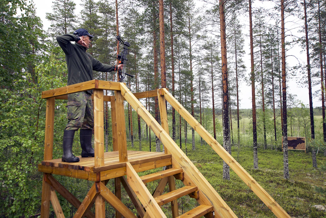 Paltamolainen Kari Antikainen aloitti jousimetsästyksen pari vuotta sitten. ”Laji tarjosi uusia haasteita pitkän linjan ruutiasemiehelle”, Paltamon metsästysjousiradan hirvitaulua taljajousella ampuva Antikainen sanoo.