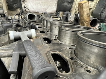 Moottori, joka on avattu sylinteriputkien yläpään O-rengastiivisteiden vaurioitumisen vuoksi.