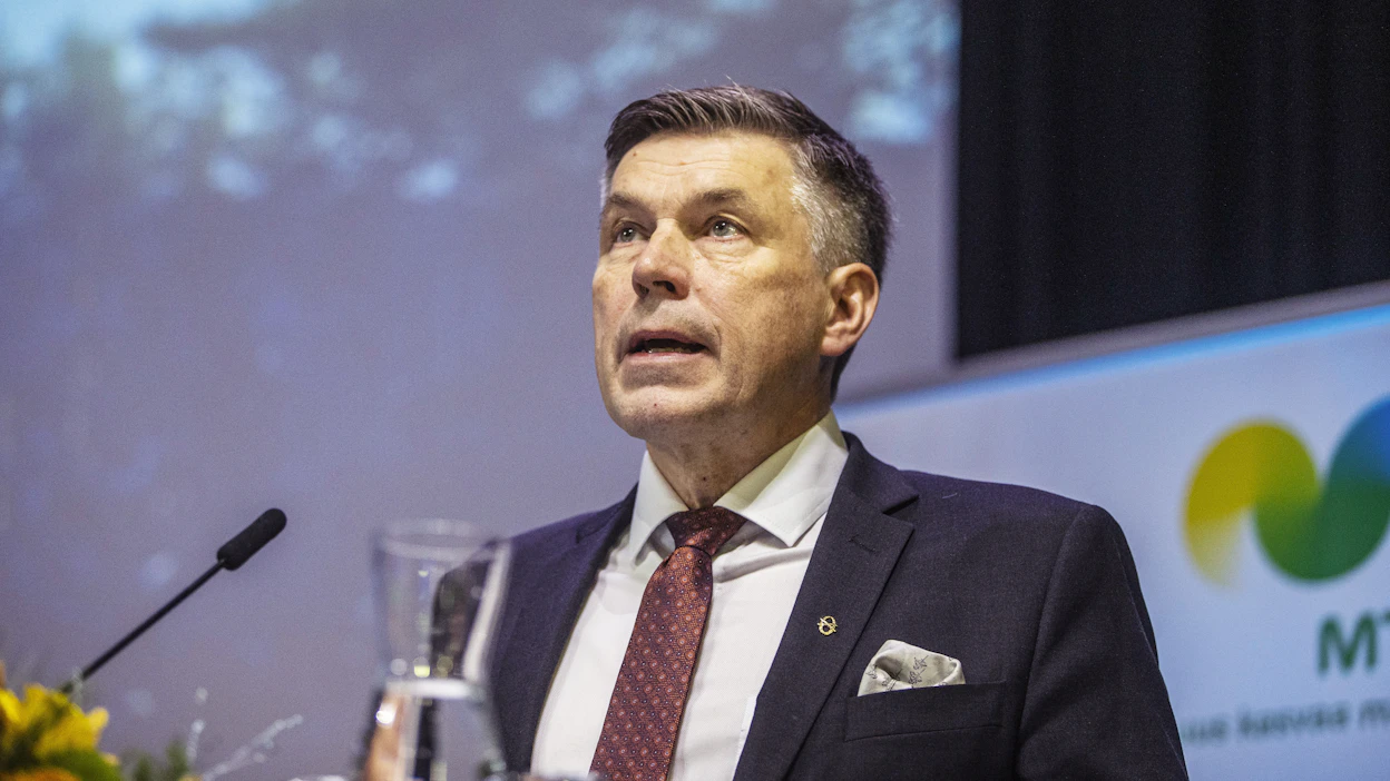 Sähkölinjojen alle jäävästä maasta kuuluu korvaus, joka on edes likimain samantasoinen kuin aurinko- ja tuulivoima-alueiden maanomistajakorvaukset, sanoo Marttila.