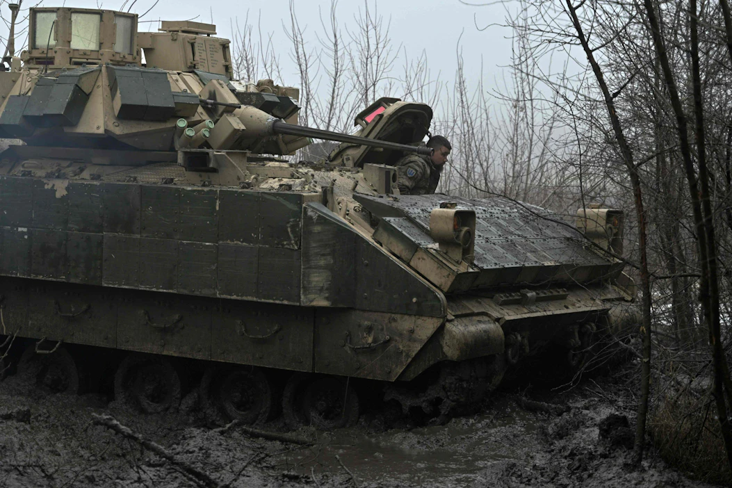 Ukrainalaissotilas ja Bradley-taisteluvaunu Avdijivkan lähistöllä Donetskin alueella Ukrainassa 11. helmikuuta. AFP/Lehtikuva.