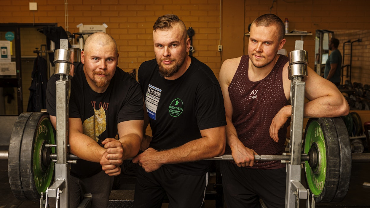 Santeri Hukkanen, Juha Vuorikoski ja Markus Kämäräinen ovat vahvoja miehiä. Kaikki kilpailevat loppuvuoden aikana maailmanmestaruudesta omissa lajeissaan ja painoluokissaan.