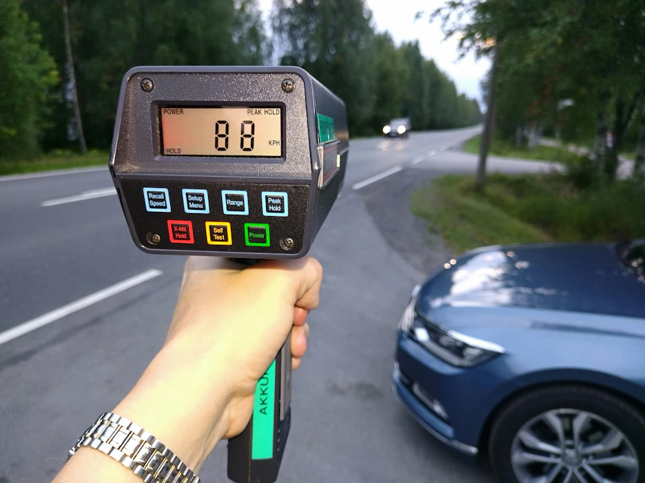 Kalasteluviesteissä rikollinen pyrkii aiheuttamaan vastaanottajalle kiireen tuntua, jotta viestiä ei tunnistettaisi kalasteluksi.