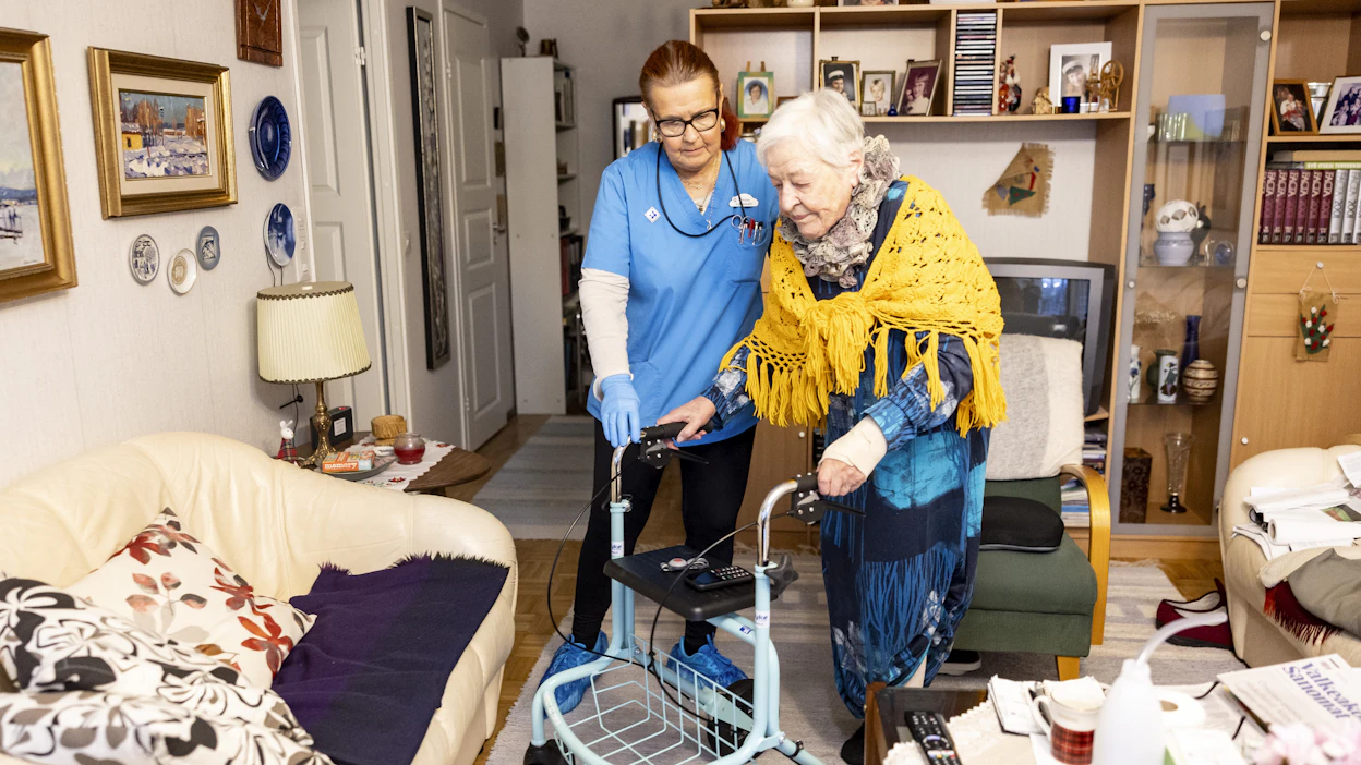 Ulla Ansalahti tekee keikkatöitä eläkkeellä Iris Holmströmin omahoitajana.
