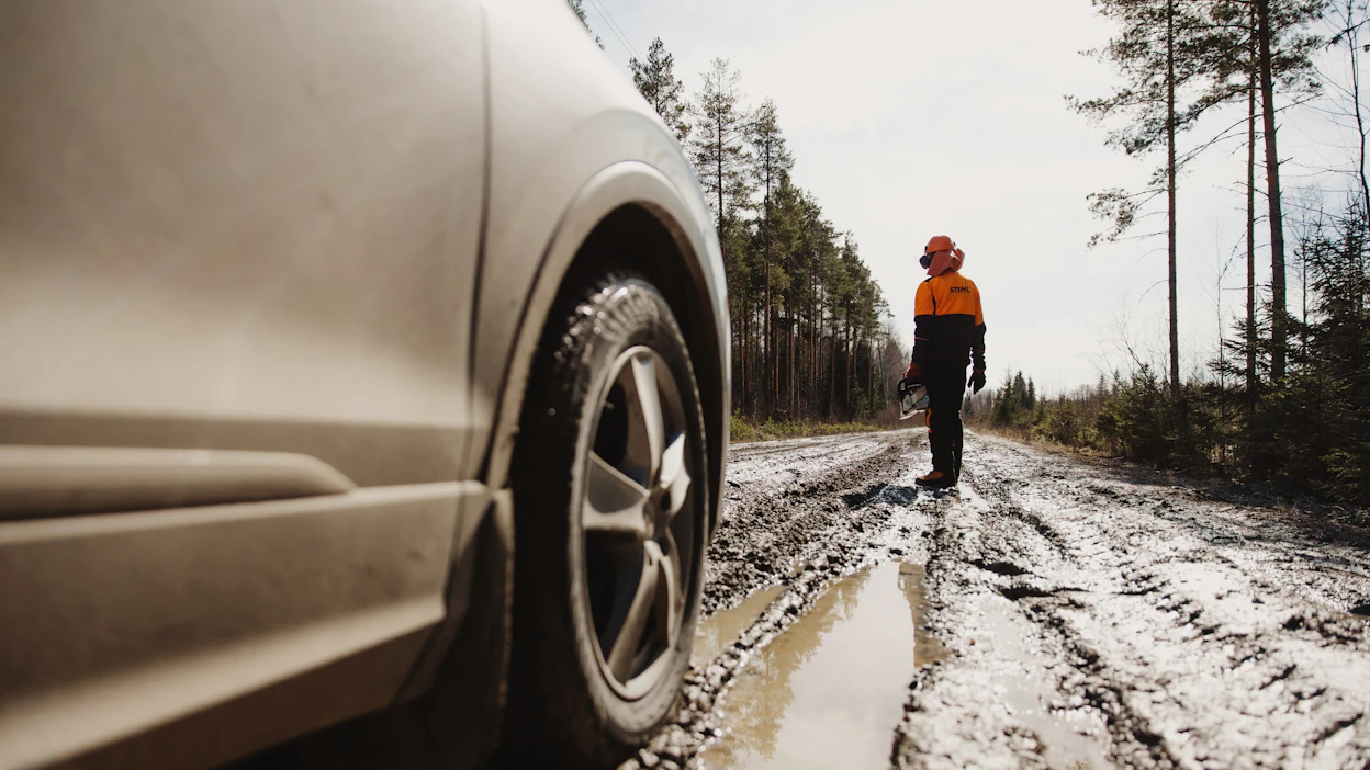 Pahimmillaan hoidon laiminlyönti johtaa siihen, että metsätie muuttuu keskitalven ja kesän kuivimman kauden välillä ajokelvottomaksi. Kuvituskuva.