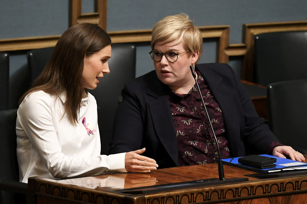Pääministeri Sanna Marin (sd.) ja valtiovarainministeri Annika Saarikko (kesk.) keskustelivat eduskunnan täysistunnossa Helsingissä 28. syyskuuta 2022.