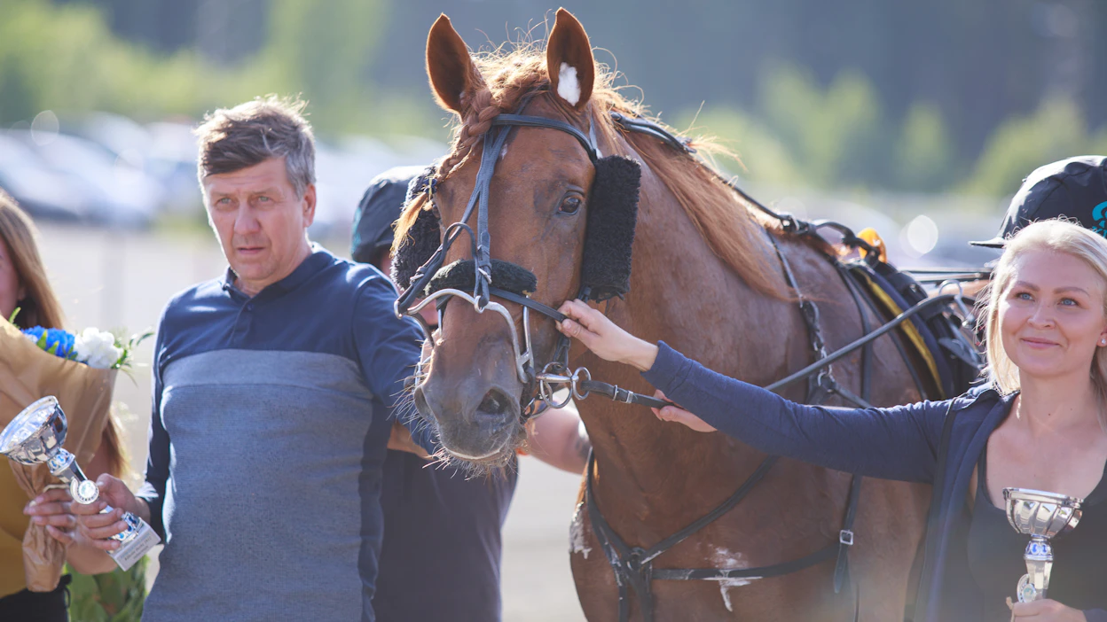 Seppo Suuronen ja Kaisa Tamminen juhlivat viime vuonna suomenhevosten Derbyssä V.G. Voiton kanssa. Kuinka käy Rekilammen Saulin kanssa lauantaina?