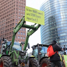 Saksan kapinoivat viljelijät tukkivat maanantaina Berliinin keskustan traktoreillaan.