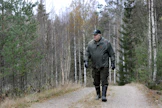 Pekka Kaikkonen tutkailee, kasvaako metsässä sopivia kuusen­taimia. Hän on jatkanut isänsä perinteitä ja vie joulukuusia iäkkäille tuttaville.