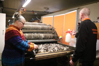 Matka villasta langaksi toteutetaan Isokummussa omin avuin ja lähes hiilijalanjäljettömästi. Tästä olemme iloisia, mutta surullisia siitä, että kehräämön toiminta on vaakalaudalla, sisarukset Satu ja Sami Kumpulainen summaavat.