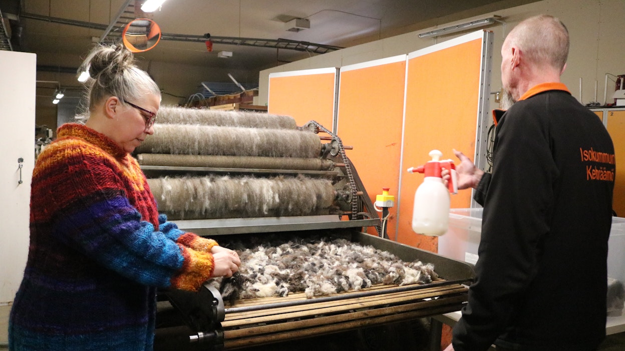 Matka villasta langaksi toteutetaan Isokummussa omin avuin ja lähes hiilijalanjäljettömästi. Tästä olemme iloisia, mutta surullisia siitä, että kehräämön toiminta on vaakalaudalla, sisarukset Satu ja Sami Kumpulainen summaavat.