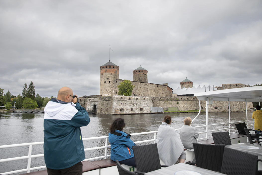 Saimaalla on kesäaikaan runsaasti sisävesiristeilyjä. Kuvassa Savonlinnan Olavinlinna vesiltä päin katseltuna.
