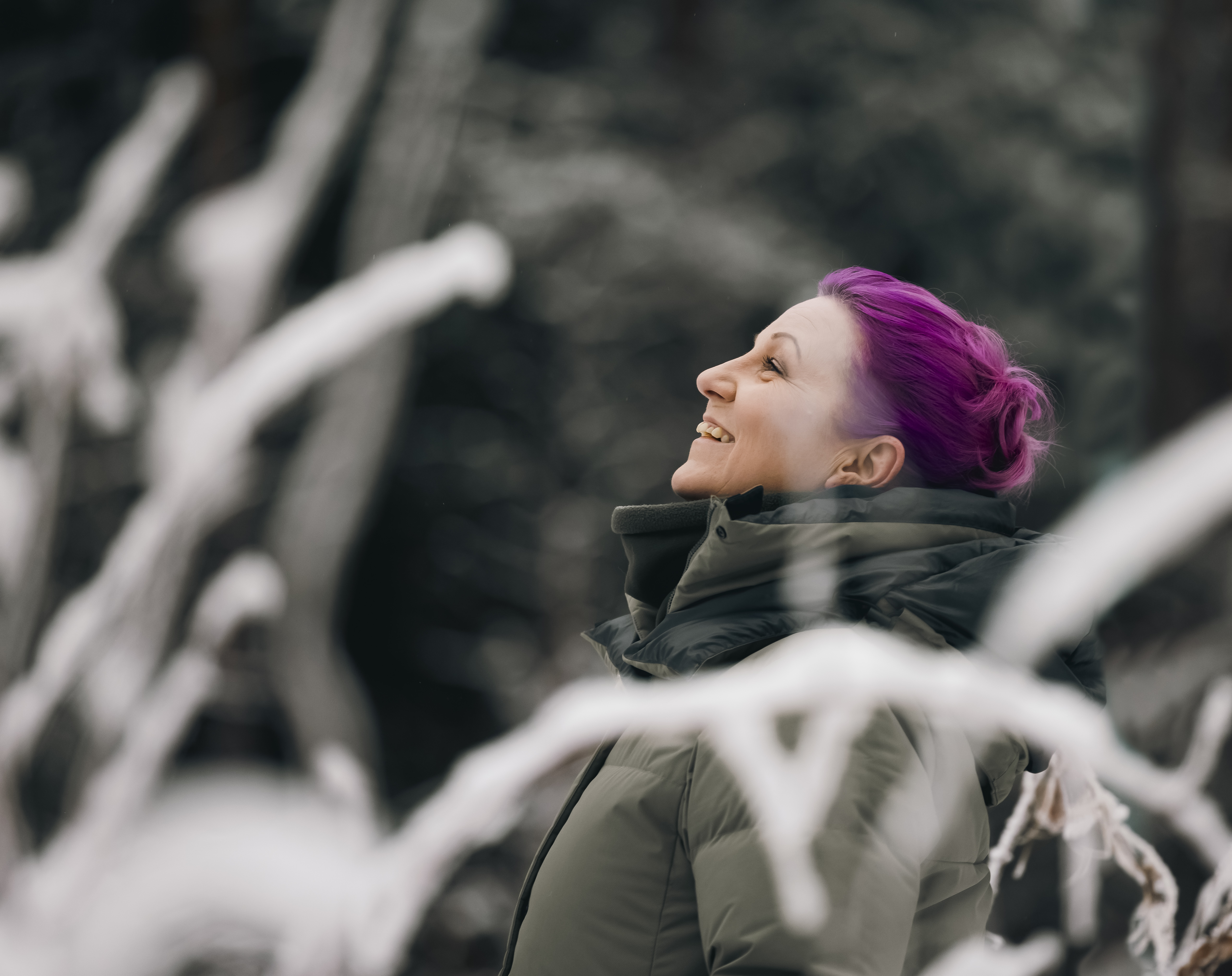 ”Yksi työpaikka on jäänyt saamatta violetin tukan takia. Pahoittelin viestin välittäjälle, että hän joutuu olemaan sellaisessa työpaikassa, minä en olisi sinne halunnutkaan. Mutta hyvä, että oli rehellinen”, Johanna Huotari sanoo.