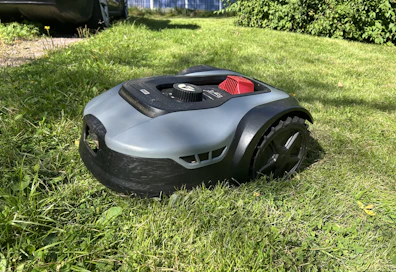 Nykyinen robottileikkuri työskentelee nyt kolmatta kesää. Se on myös kerran käynyt takuukorjattavana.