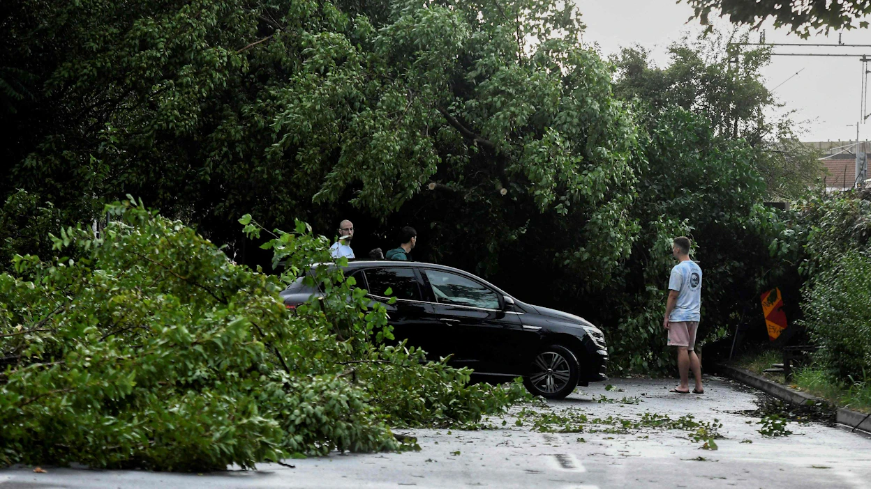 Zagrebissa varoitettiin torstaina asukkaita muun muassa kaatuvista puista. Kuva keskiviikolta. LEHTIKUVA/AFP.