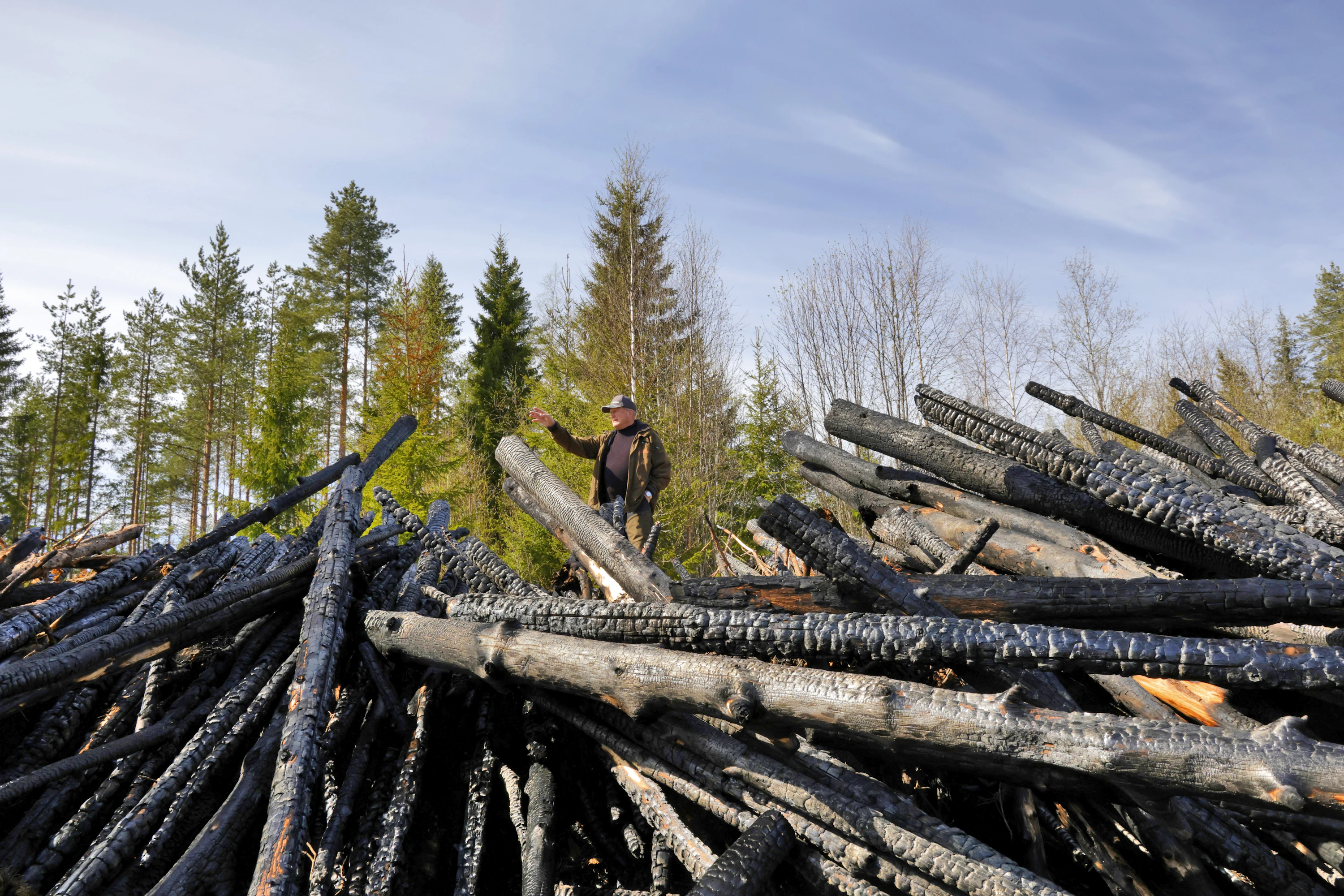 Esko Nivalan kevättalven uurastus metsässä oli mennä hukkaan, kun tien varteen kasatut paloalueen puut syttyivät uuden palon seurauksena.